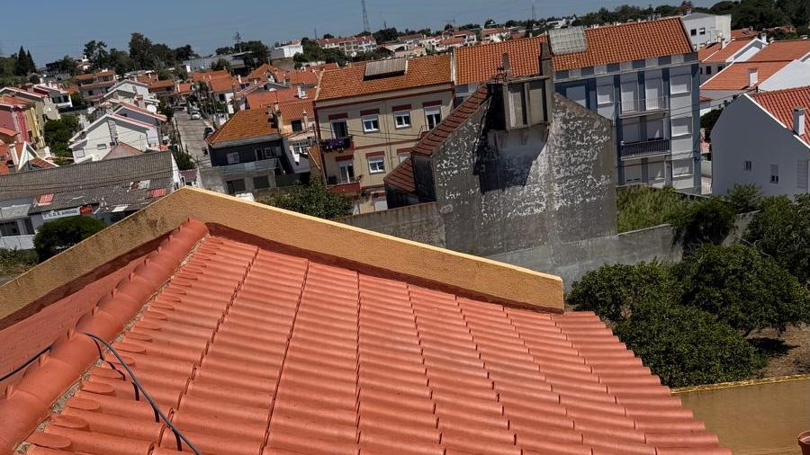 Cobertura de telha cerâmica de canudo lavada, vista do topo sobre a vizinhança
