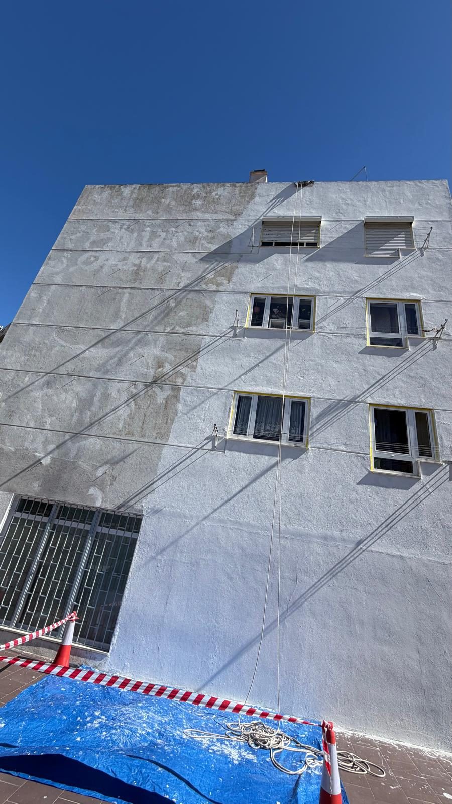 Fachada barrada e a receber primário